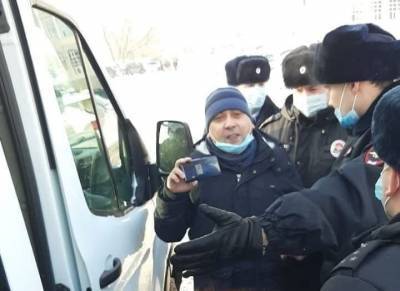 В Уфе полицейский заманил активиста в служебную машину и арестовал - znak.com - Уфа