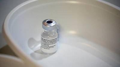 Два пенсионера умерли в Эстонии после прививки вакциной Pfizer - iz.ru - США - Эстония