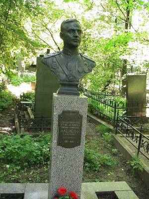 На Волковском кладбище Петербурга украли бюст Героя Советского Союза. Возбуждено дело - znak.com - Ленинградская обл. - Санкт-Петербург