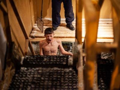 В РПЦ назвали купание в проруби на Крещение «суеверием» и «маргинальным обычаем» - rosbalt.ru - Москва - Иваново