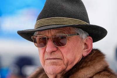 Александр Тихонов - Олимпийский чемпион осудил лишивших Белоруссию ЧМ по хоккею «поганых политиков» - lenta.ru - Белоруссия - Минск