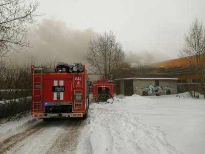 В Челябинске тушат пожар на территории фабрики по производству дверей - nakanune.ru - Челябинск