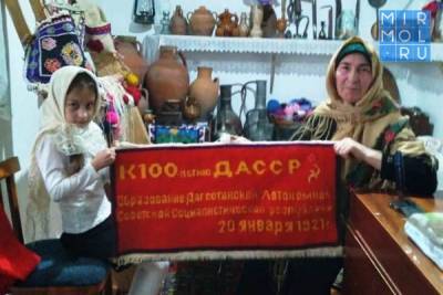 В Магарамкентском районе соткали коврик к 100-летию ДАССР - mirmol.ru - район Магарамкентский