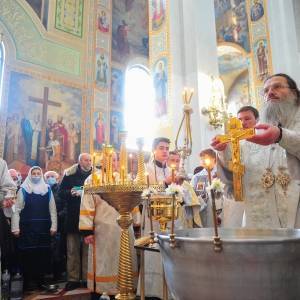 Фоторепортаж: сотни запорожцев пришли освятить воду в Покровский архиерейский собор - reporter-ua.com - Запорожье