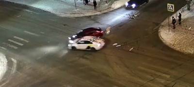 Такси вылетело на тротуар после ДТП на перекрестке в Петрозаводске (ВИДЕО) - stolicaonego.ru - Петрозаводск