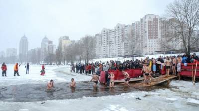 Крещение: На Оболонской набережной в Киеве собрались несколько сотен человек, чтобы нырнуть в прорубь - ru.espreso.tv - Киев