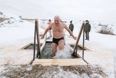 В ледяную воду на Крещение псковичи окунаются с улыбкой - mk-pskov.ru - Псковская обл. - Псков