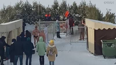 Дмитрий Азаров - Самарцы окунались в прорубь в настоящие крещенские морозы - riafan.ru - Самара