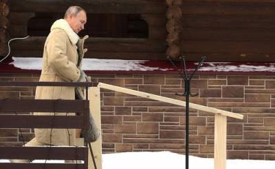 Владимир Путин - Вера - Кремль опубликовал фото Владимира Путина, как президент окунулся на Крещение в прорубь - argumenti.ru - Московская обл. - Белоруссия - Латвия