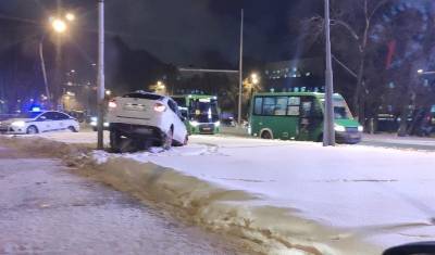 В Тюмени около кольца на 50 лет Октября автомобиль влетел в сугроб - nashgorod.ru - Тюмень