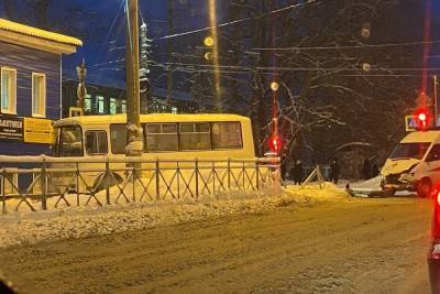 В Архангельске произошло ДТП с участием автобуса и машины «скорой» - chel.mk.ru - Архангельск