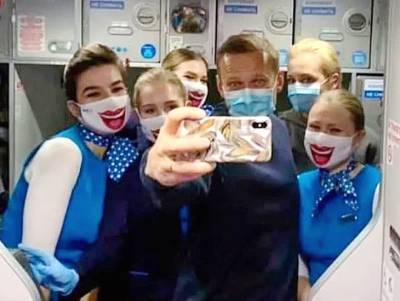 Алексей Навальный - Стюардессы Победы могут быть наказаны за фото с Навальным - newsland.com