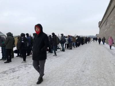 Петербуржцы выстроились в длинную очередь к купели у Петропавловской крепости (фото) - rosbalt.ru - Петербурга