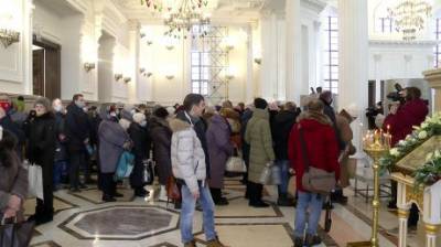 В Спасском соборе за святой водой выстроились сотни людей - penzainform.ru