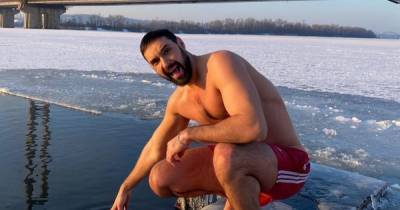Виталий Козловский - Виктор Павлик - Отважный Виталий Козловский с обнаженным торсом погрузился в прорубь - tsn.ua