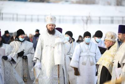В Волгограде митрополит Феодор освятил воду в Волге - volg.mk.ru - Волгоград