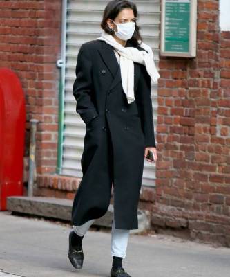 Кэти Холмс - Свитер, повязанный поверх пальто — не только стильно, но и тепло. Расслабленный образ Кэти Холмс, как пример для вдохновения - skuke.net