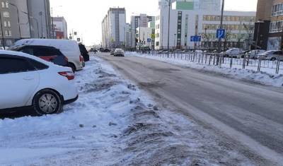 Автомобилисты Тюмени жалуются на уборщиков из-за снега на парковках - nashgorod.ru - Тюмень - Тюменская обл.