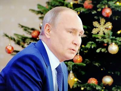 Владимир Путин - Меркель - Дитям – щенят, Меркель – цветы, Кабаевой – машину: Подарки от Деда. Но не Мороза - sobesednik.ru