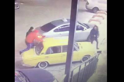 В Красноярске ищут парней, которые пробежались по ретро-«Жигулям» - kras.mk.ru - Красноярск