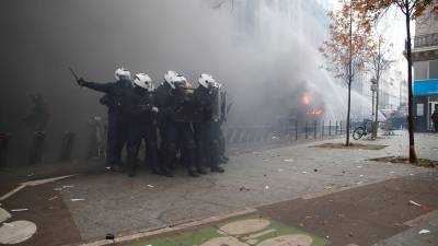 Жеральд Дарманен - Более 860 машин сожгли во Франции в Новый год - gazeta.ru