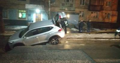 В Харькове под асфальт провалился автомобиль - tsn.ua - Киев - Харьковская обл. - Харьков