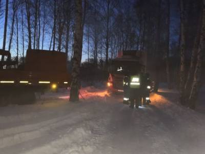 В Кузбассе фура съехала с дороги и увязла в снегу - gazeta.a42.ru - Кемеровская обл. - Кемерово - округ Кемеровский