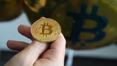 Стоимость биткоина достигла исторического максимума - iz.ru