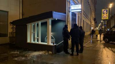 Дебошир напал на журналистов во время ночного рейда по барам Петербурга - piter.tv - Санкт-Петербург - Нападение
