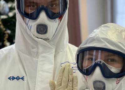 Обручились в антиковидных костюмах: хирург в Красноярске позвал замуж анестезиолога - province.ru - Красноярск