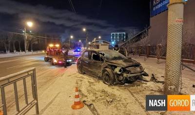 В Тюмени водителя Peugeot выкинуло на тротуар - nashgorod.ru - Тюмень