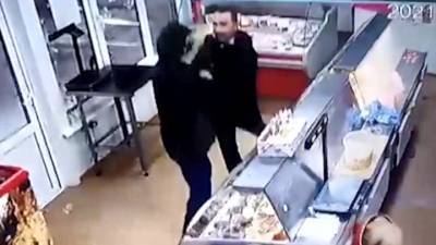 В Волгограде вооруженного грабителя в магазине обезвредил муж продавщицы - vesti.ru - Волгоград