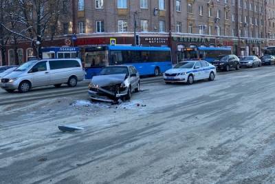 В центре Брянска 19 января столкнулись два автомобиля - chr.mk.ru - Брянск - р-н Советский