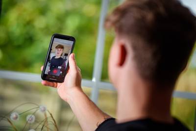 Российских чиновников предложили ознакомить с мемами и TikTok - lenta.ru