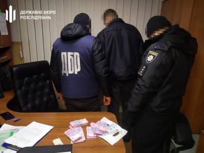 Детективы ГБР задержали в Мариуполе на взятке следователя полиции с сообщником - gordonua.com - Мариуполь