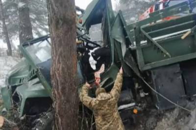 Грузовик с военными разбился по пути с учений на полигоне под Львовом: много раненых (фото) - newsone.ua - Львов