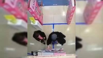 Отец научил ребёнка воровать под камерами в воронежском ТЦ: появилось видео - vestivrn.ru - Воронеж