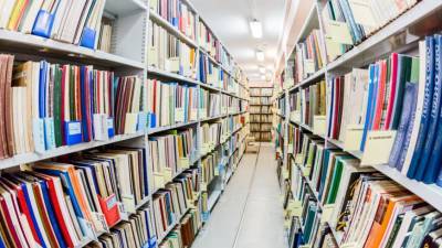 В Петербурге приставы вернули мужчине работу в книжном магазине - mir24.tv - Санкт-Петербург