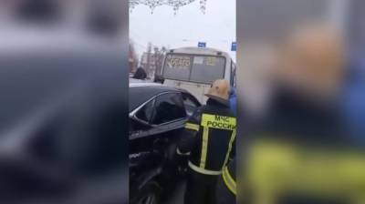 Мёртвого водителя Lexus пришлось доставать спасателям: воронежцы показали видео - vestivrn.ru - Воронеж