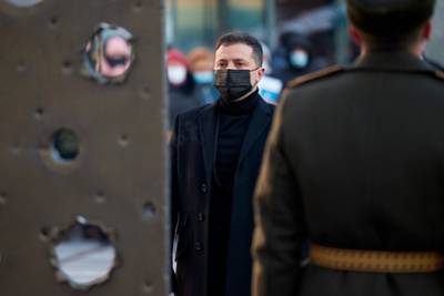 Владимир Зеленский - Зеленский в черном облачении почтил память воевавших за Донецк украинцев - lenta.ru - Донецк