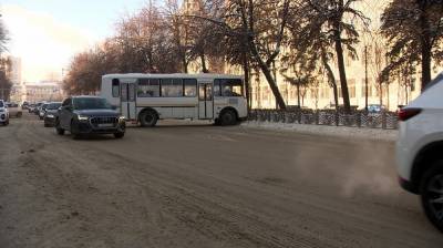 В центре Воронежа таксист спровоцировал ДТП с маршруткой и скрылся - vestivrn.ru - Воронеж