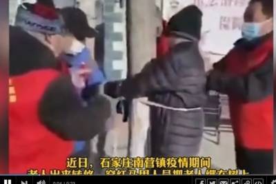 В Китае нарушившего карантин пенсионера привязали к столбу - mk.ru - Китай - провинция Хэбэй - район Пекина