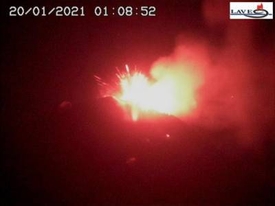 В Италии начал извергаться вулкан Этна, его активность растет несколько дней подряд. Видео - gordonua.com - Италия