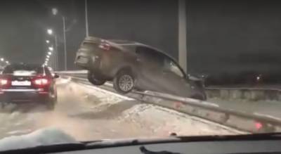 "Повезло, что столб был": на Добрынинском мосту авто намотало на забор - progorod76.ru - Ярославль