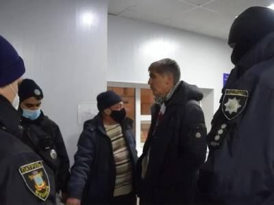 В Николаеве полиция задержала экс-нардепа: он пытался сбежать на машине, его догнали и разбили в кровь лицо – СМИ - gordonua.com - Николаев
