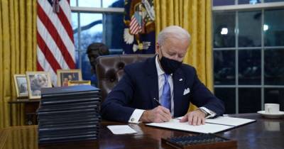 Джо Байден - Возвращение США в ВОЗ и соглашение по климату: Байден подписал первые указы в качестве президента США - tsn.ua - США - Мексика