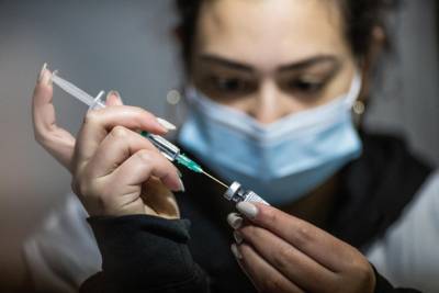 Хези Леви - В Израиле приостановили вакцинацию для пациентов от 35 до 40 лет - nashe.orbita.co.il - Ухань