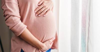 Женщина не заметила беременности и умерла после внезапных родов - ren.tv - Англия - Бристоль