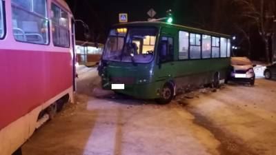 ДТП в Екатеринбурге: столкнулись автобус и трамвай, а пострадала водитель легковушки (ФОТО) - newdaynews.ru - Екатеринбург