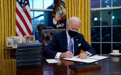 Дональд Трамп - Джо Байден - Байден подписал первые указы в должности президента США, отменив решения Трампа - znak.com - США - Вашингтон - Мексика - Канада